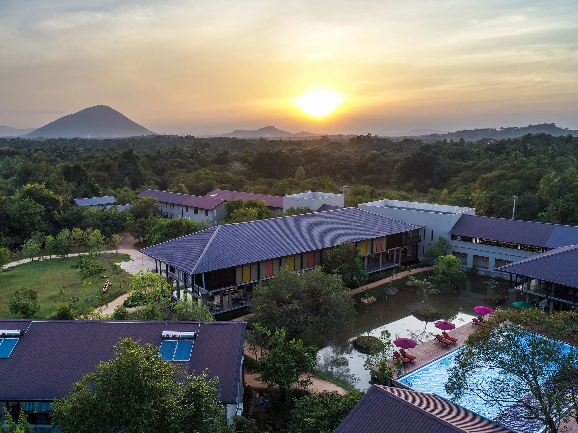 Große Hotelanlage im Wald